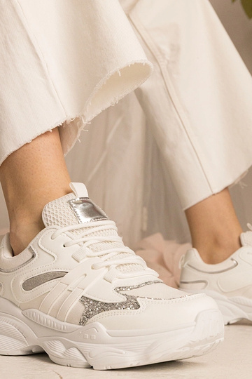 Tênis brancos femininos... 2