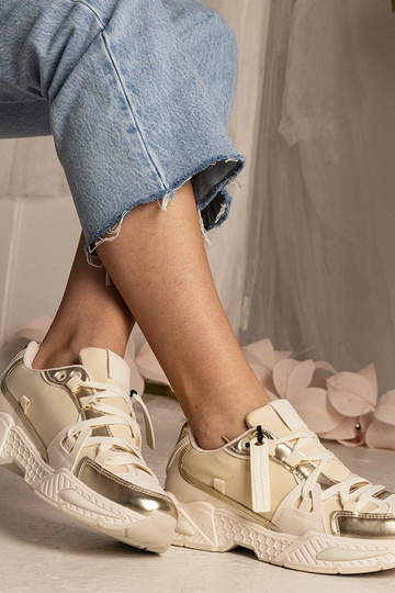 Tênis beiges femininos com... 2