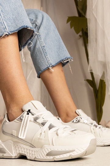 Tênis brancos femininos com...