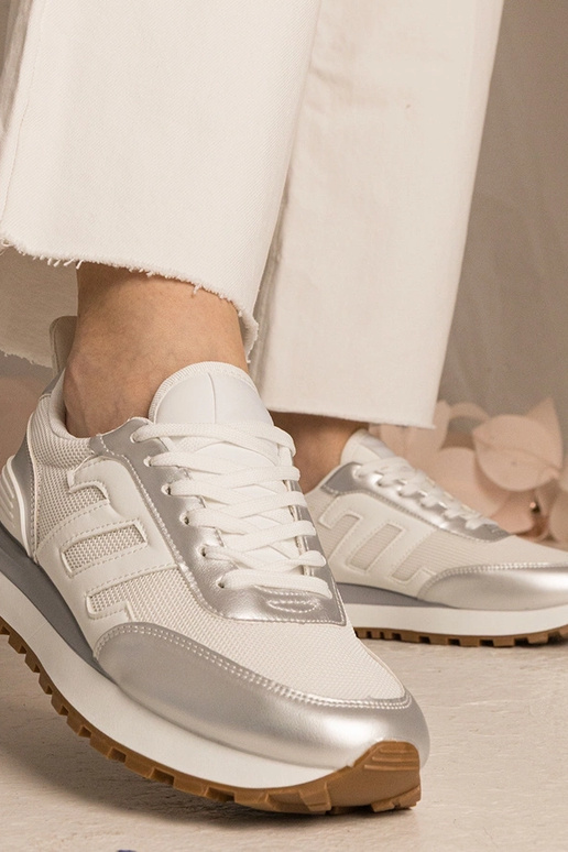 Tênis brancos e prateados femininos...