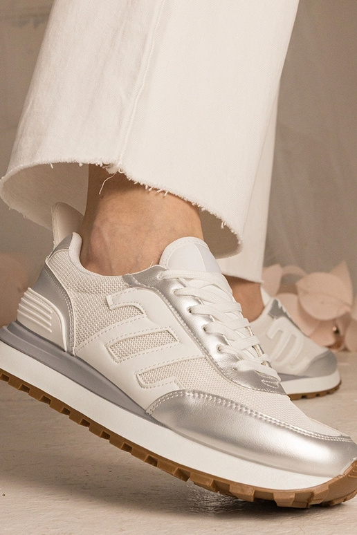 Tênis brancos e prateados femininos...