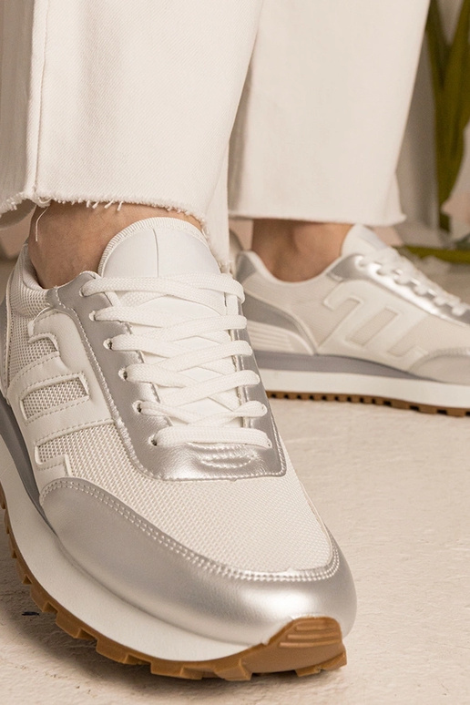 Tênis brancos e prateados femininos...