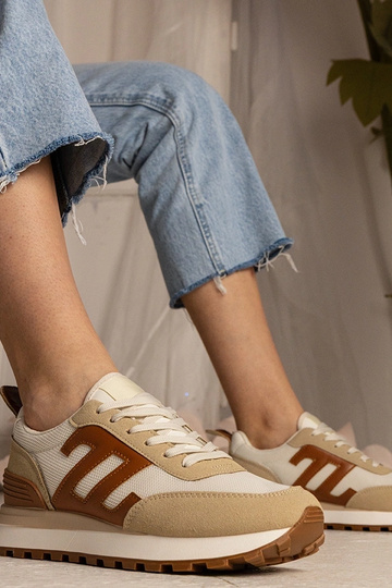 Tênis beiges femininos... 2