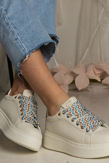 Tênis beiges femininos com...