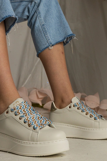 Tênis beiges femininos com... 2