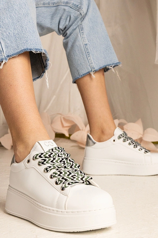 Tênis brancos femininos com amarração...