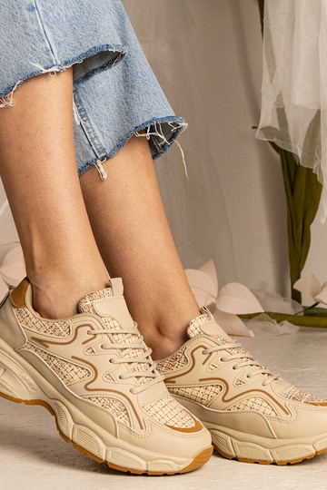 Tênis beiges femininos... 2