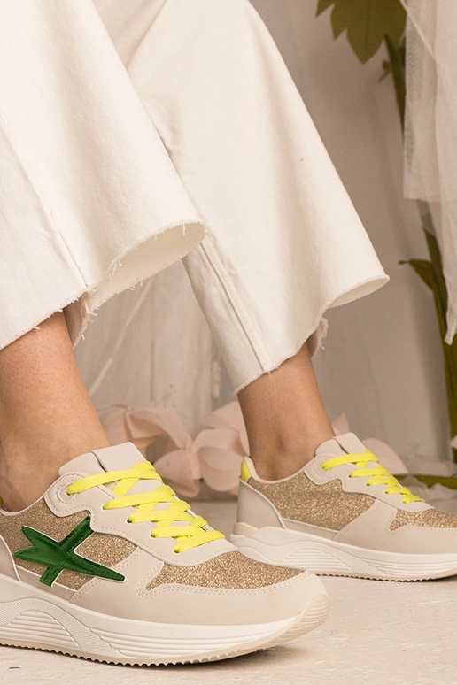 Tênis beiges femininos esportivos com...