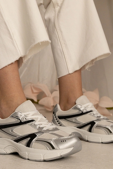 Ténis prateados femininos...