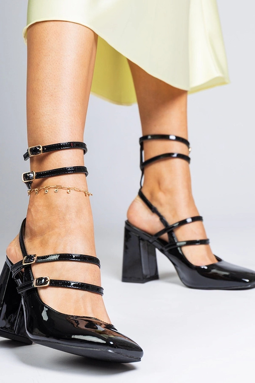 Sapatos pretos vernizados de salto... Sapatos pretos vernizados de salto...