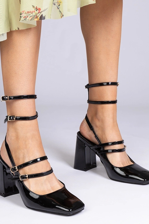 Sapatos pretos vernizados de salto... Sapatos pretos vernizados de salto...