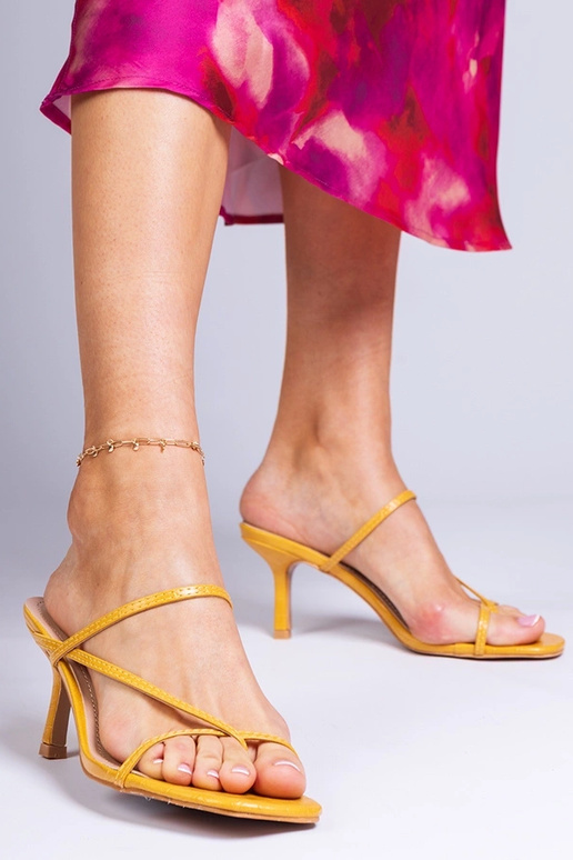 Chinelos femininos amarelos elegantes...