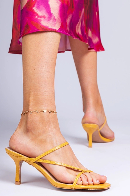 Chinelos femininos amarelos elegantes...