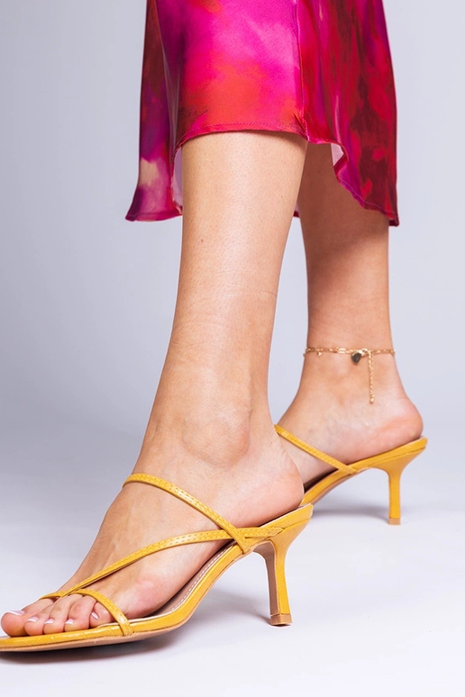 Chinelos femininos amarelos elegantes...