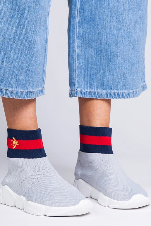 Tênis esportivos femininos cinzas com...