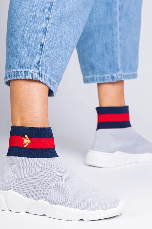 Tênis esportivos femininos cinzas com...