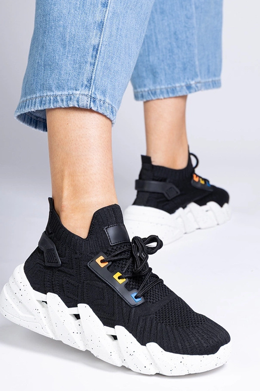 Tênis esportivos femininos pretos com...