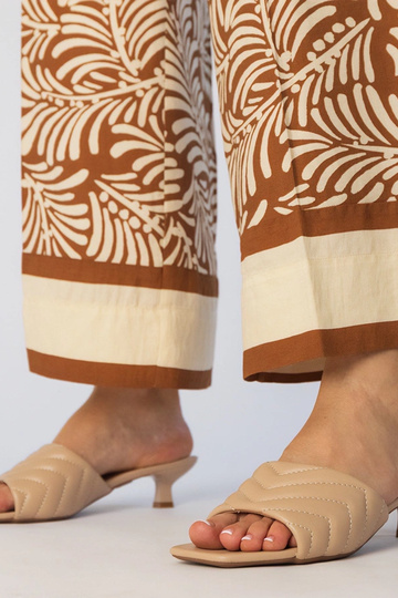 Chinelas bege claro com...