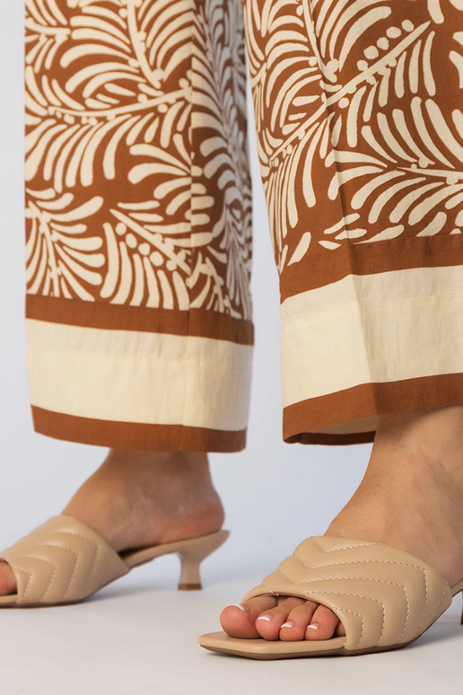 Chinelas bege claro com salto baixo,... Chinelas bege claro com salto baixo,...