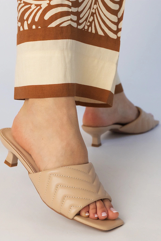 Chinelas bege claro com salto baixo,... Chinelas bege claro com salto baixo,...