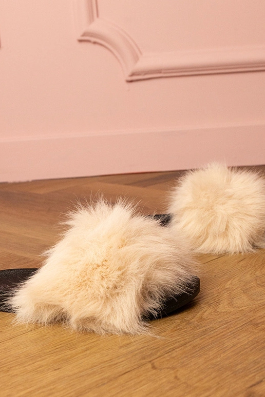 Chinelas infantis bege com pelinho... Chinelas infantis bege com pelinho...