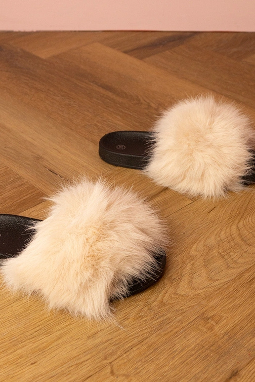 Chinelas infantis bege com pelinho... Chinelas infantis bege com pelinho...