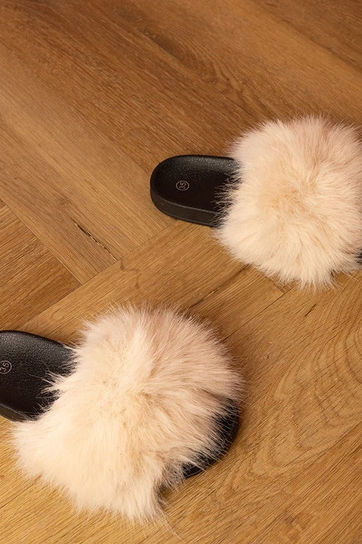 Chinelas infantis bege com pelinho... Chinelas infantis bege com pelinho...