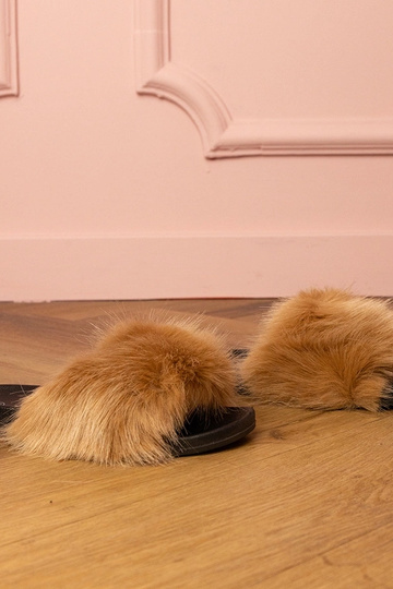 Chinelas infantis marrons...