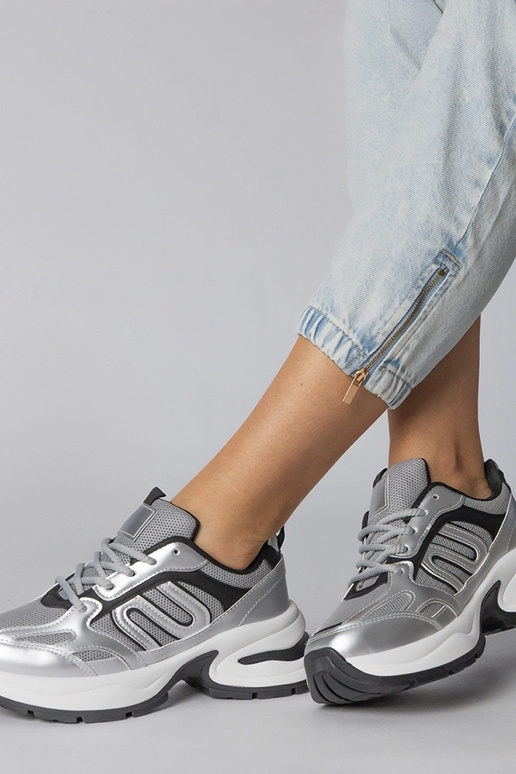 Ténis prateados com sola robusta,...