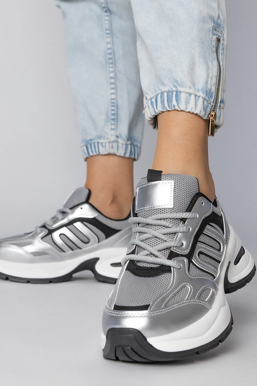 Ténis prateados com sola robusta,...