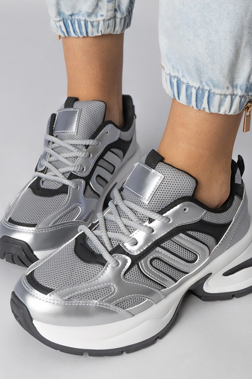 Ténis prateados com sola robusta,...