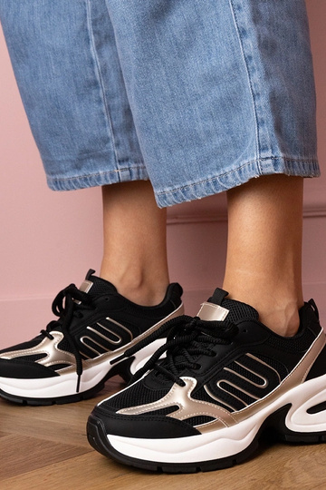 Tênis femininos pretos com...