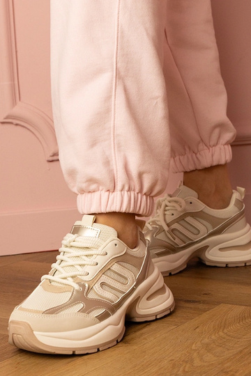 Tênis femininos bege com...