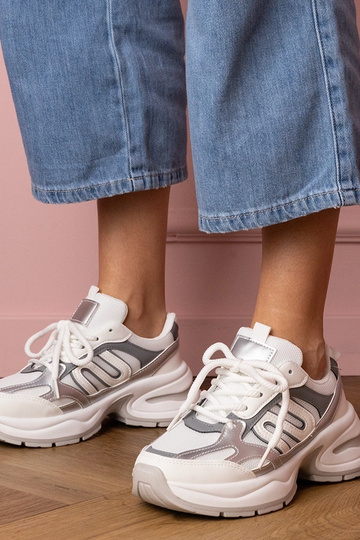 Tênis femininos brancos com...