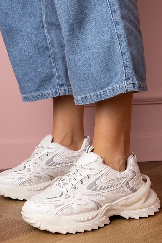 Tênis femininos brancos com...