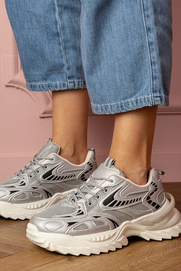 Tênis femininos prateados...