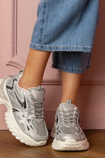 Tênis femininos prateados... 2