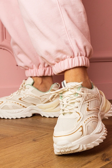 Tênis femininos na cor...