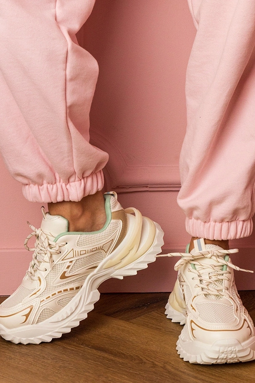 Tênis femininos na cor areia com...