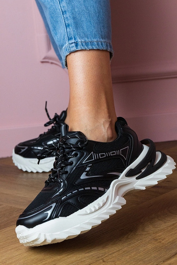 Tênis femininos pretos com... 2