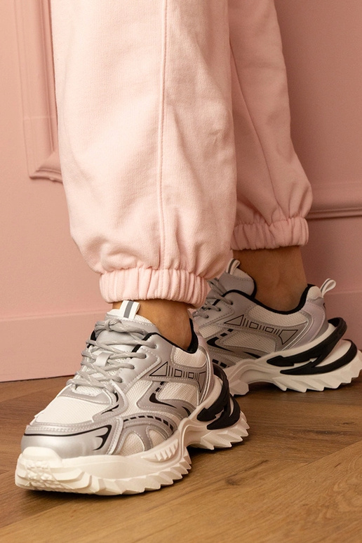 Tênis femininos prateados com... Tênis femininos prateados com...