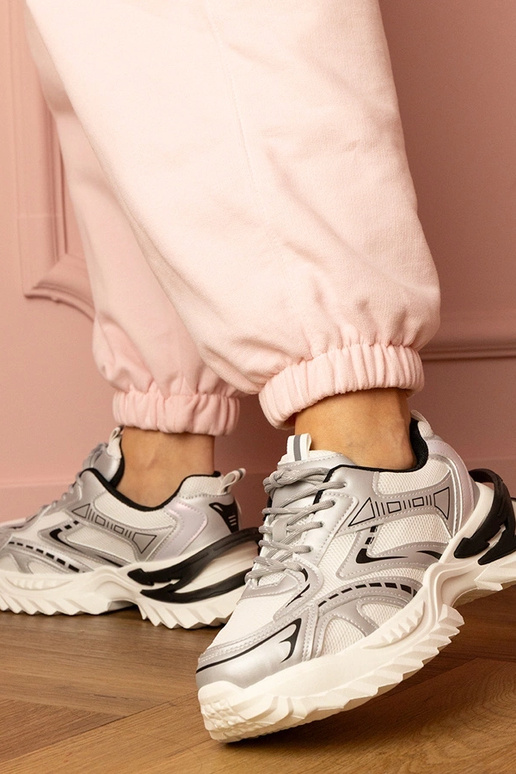 Tênis femininos prateados com... Tênis femininos prateados com...