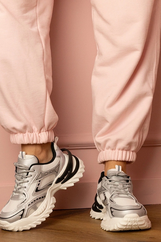 Tênis femininos prateados com... Tênis femininos prateados com...