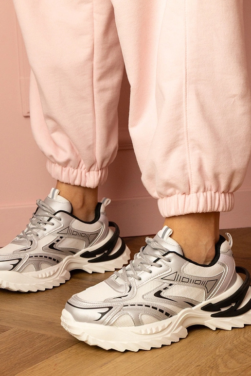 Tênis femininos prateados com... Tênis femininos prateados com...