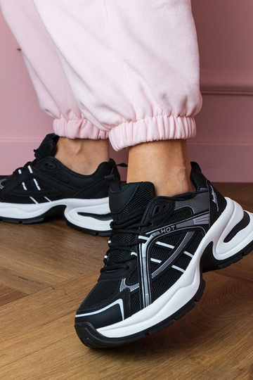 Tênis femininos pretos com...