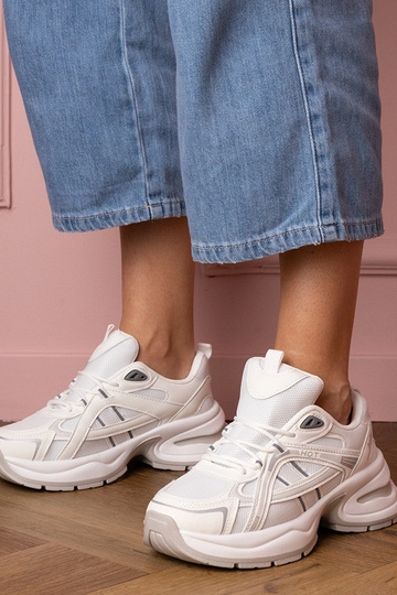 Tênis femininos brancos com...