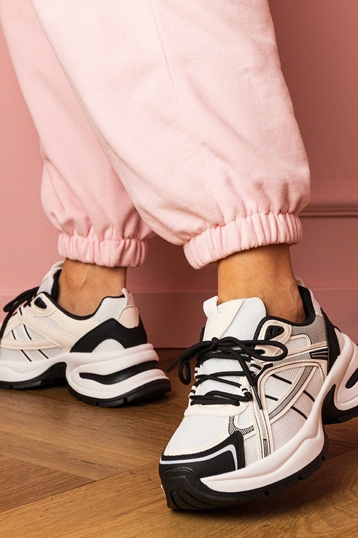 Tênis femininos preto e branco com...