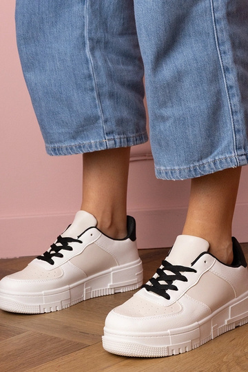 Tênis femininos na cor...