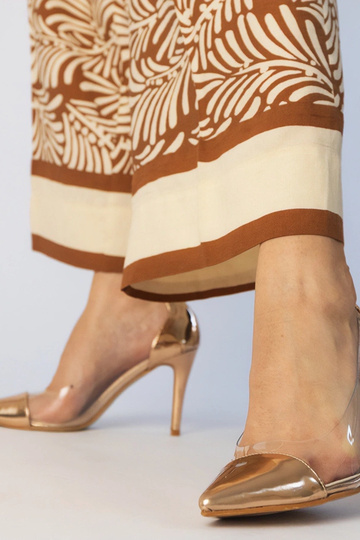 Botins pretos de plataforma...