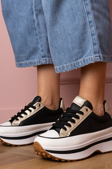 Tênis femininos pretos com...